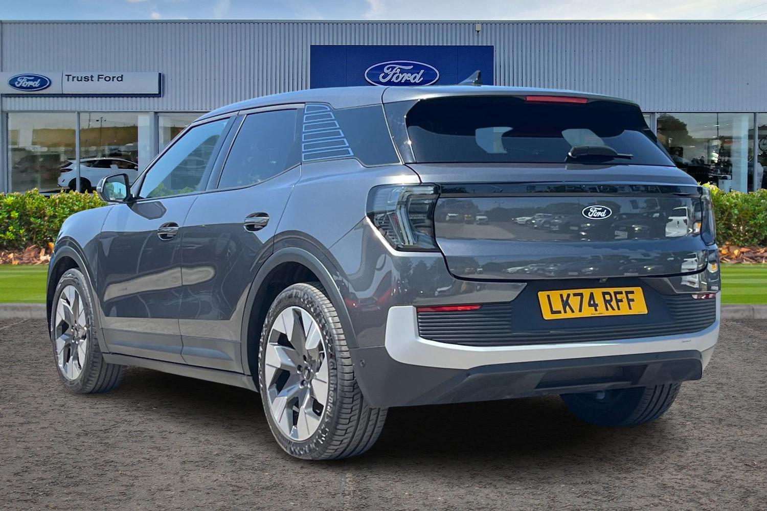 Ford Explorer Photo 1