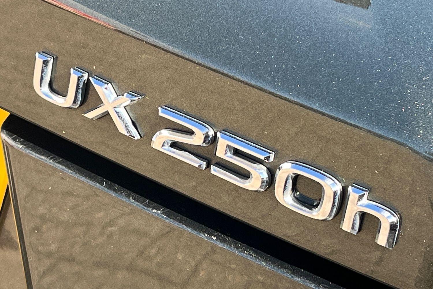 Lexus UX Photo 37