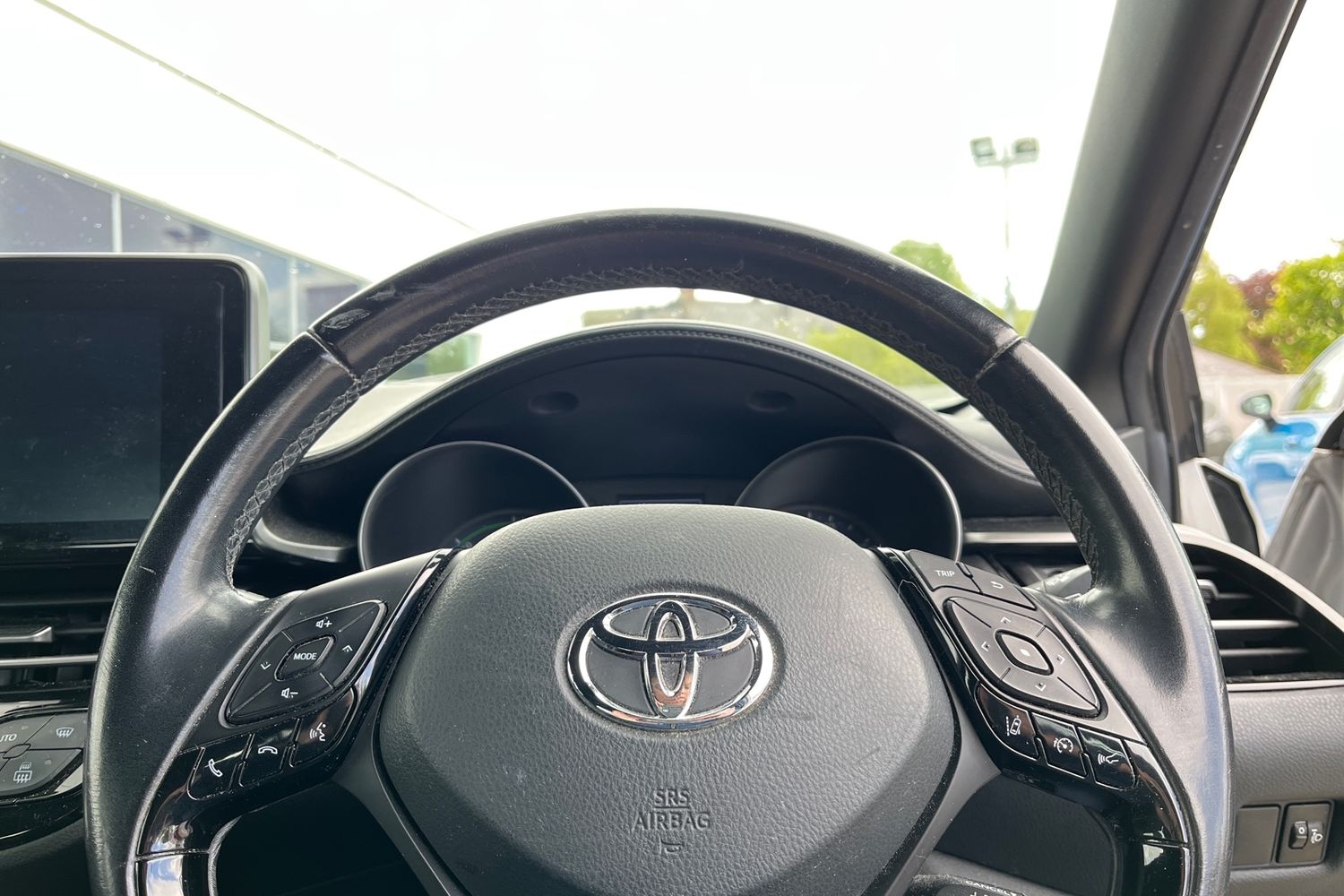 Toyota C-HR Photo 11