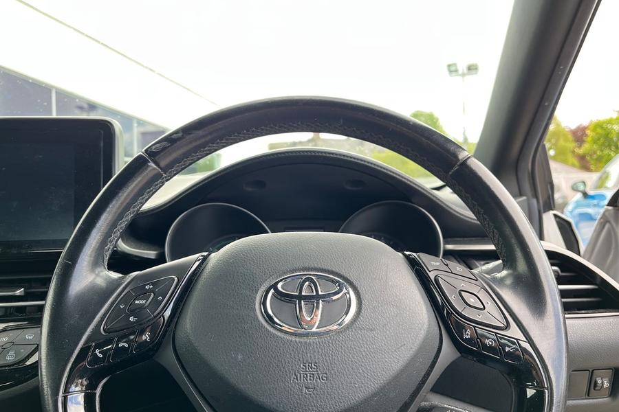 Toyota C-HR Photo autoimg-e8318a49a74307b723d7f2ea08a4eb8b5b6ba876.jpg
