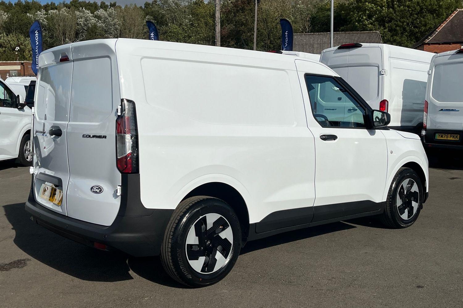 Ford TRANSIT E-COURIER Photo 35