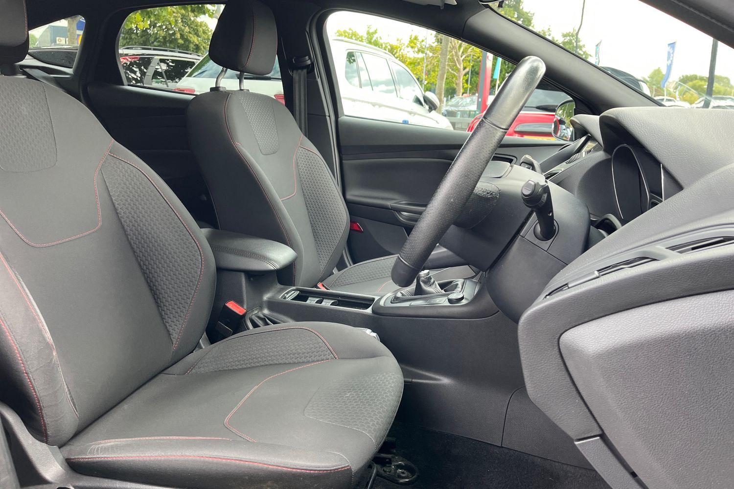 Ford FOCUS Photo 16