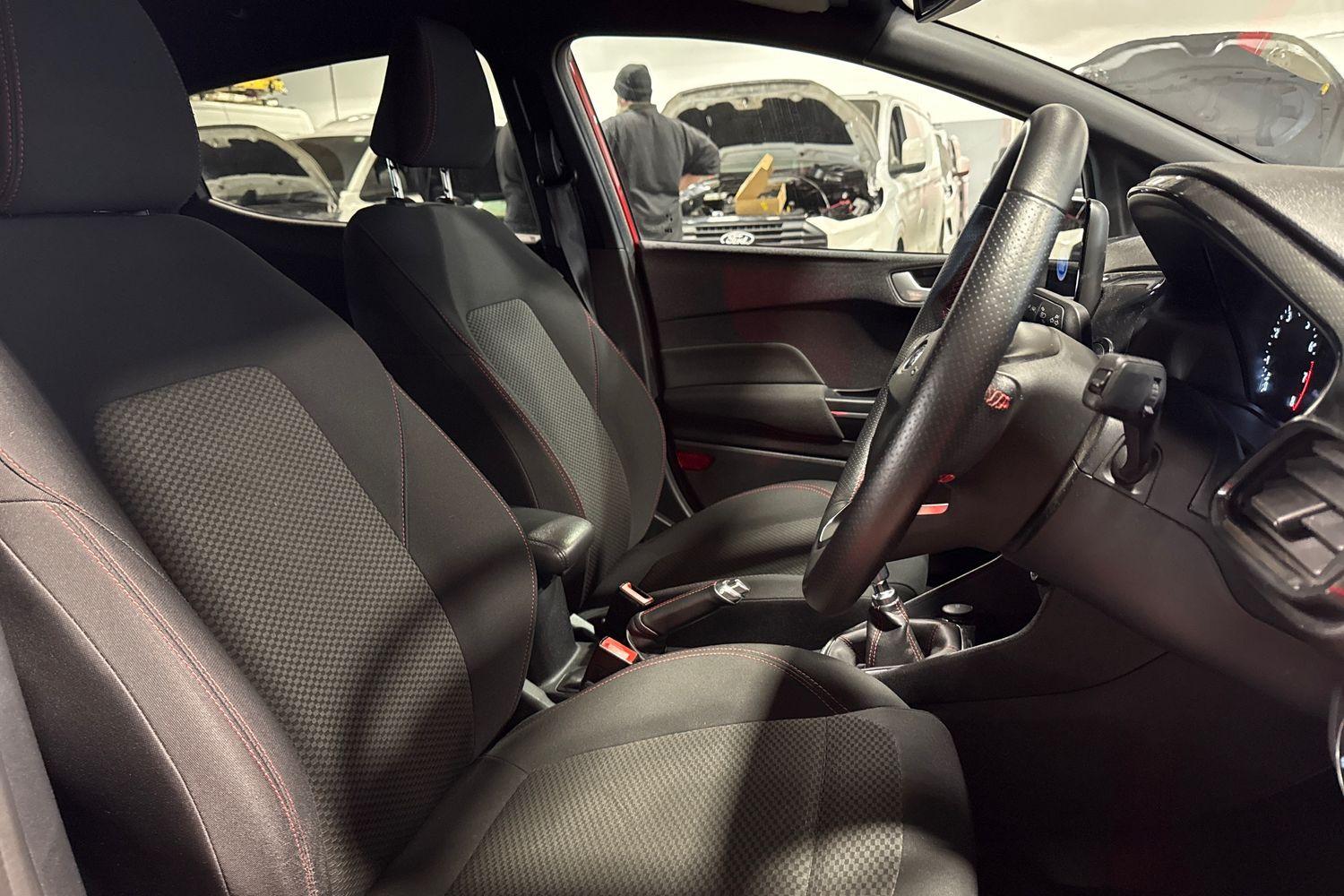 Ford FIESTA Photo 16