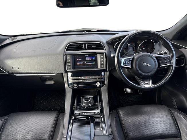 JAGUAR F-Pace Photo 10