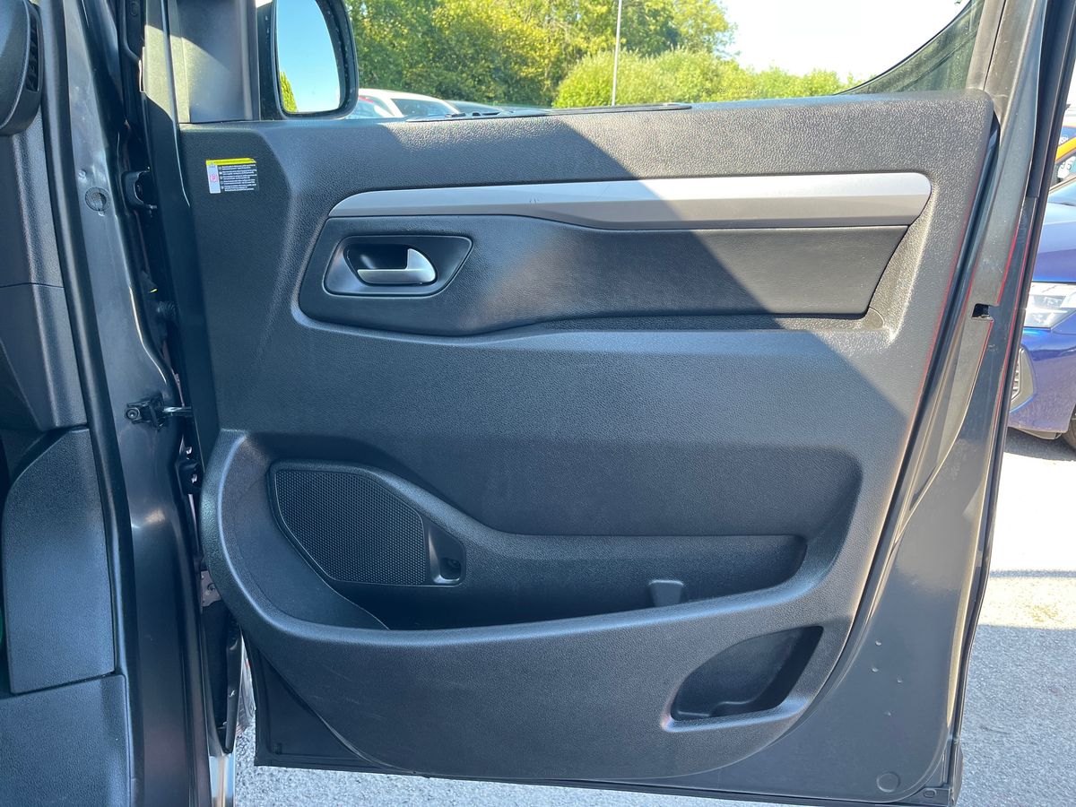 Peugeot e-Traveller Photo 26