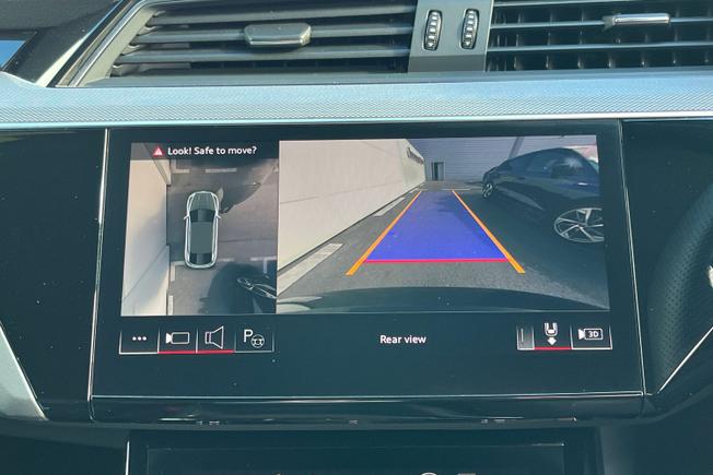 AUDI Q8 E-Tron Photo 22