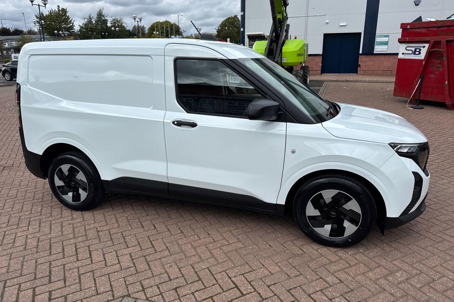 Ford E-TRANSIT COURIER Photo 6