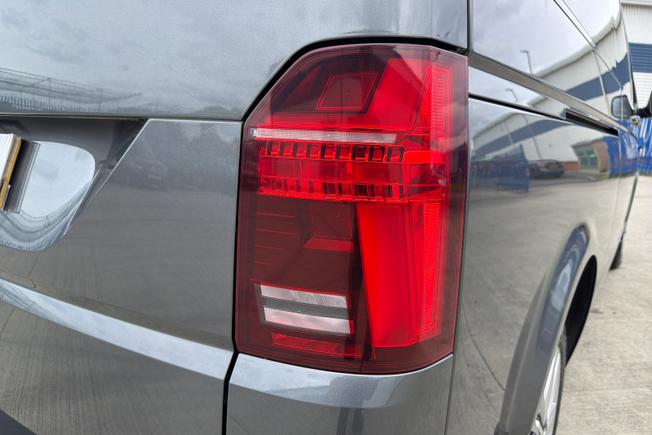 VOLKSWAGEN Transporter Shuttle Photo 18