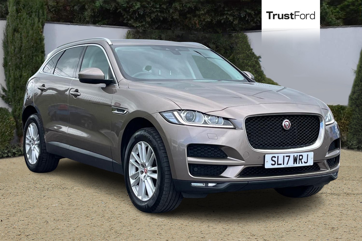 Jaguar F-PACE Photo 0