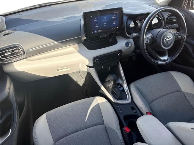 TOYOTA Yaris Photo 2
