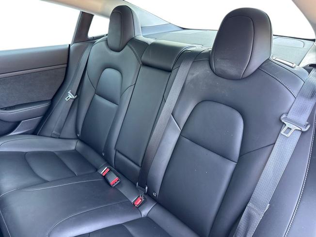 TESLA Model 3 Photo 9
