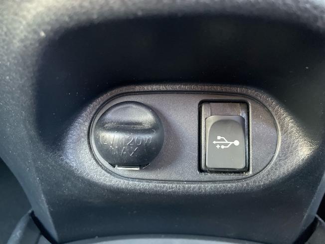 TOYOTA Yaris Photo 25