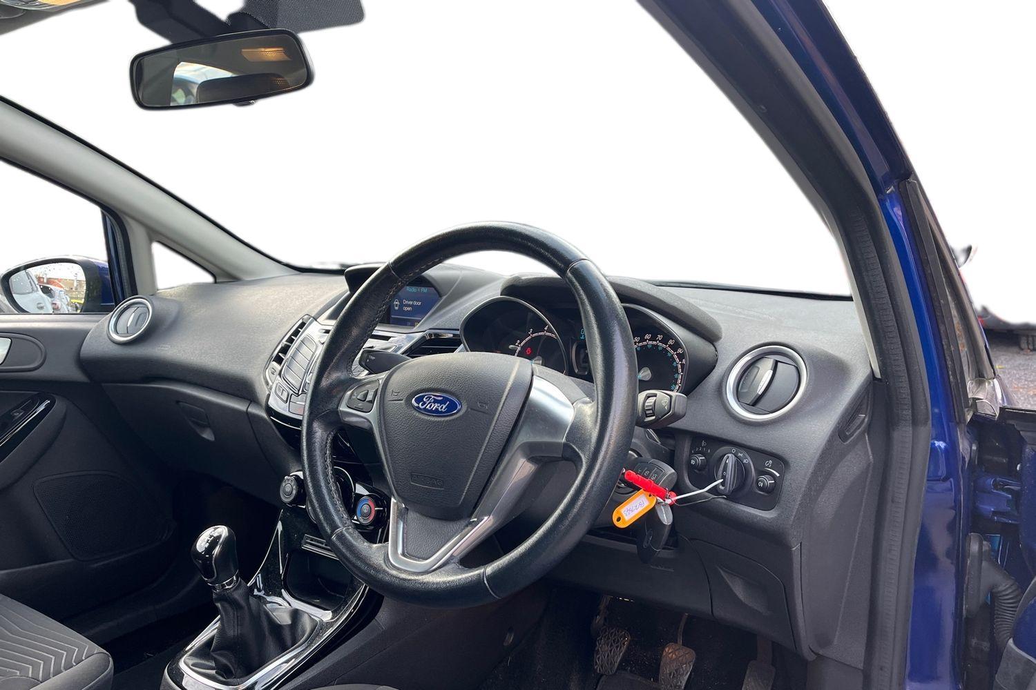 Ford FIESTA Photo 8