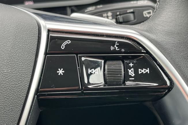 AUDI Q8 E-Tron Photo 17
