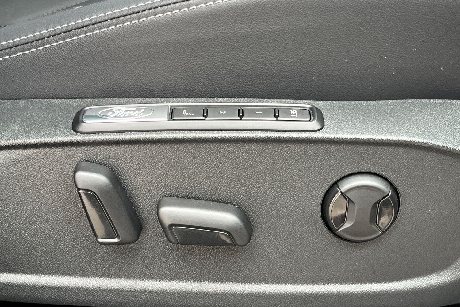 Ford EXPLORER Photo 30