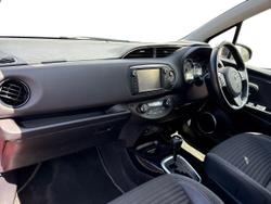 TOYOTA Yaris Photo 2