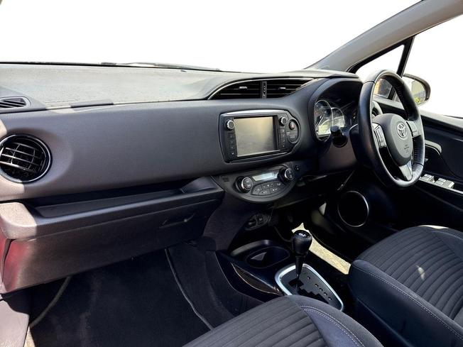 TOYOTA Yaris Photo 2