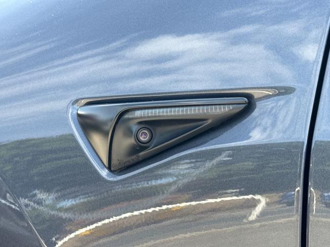 TESLA Model 3 Photo 26