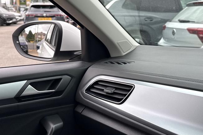 VOLKSWAGEN T-Roc Photo 32
