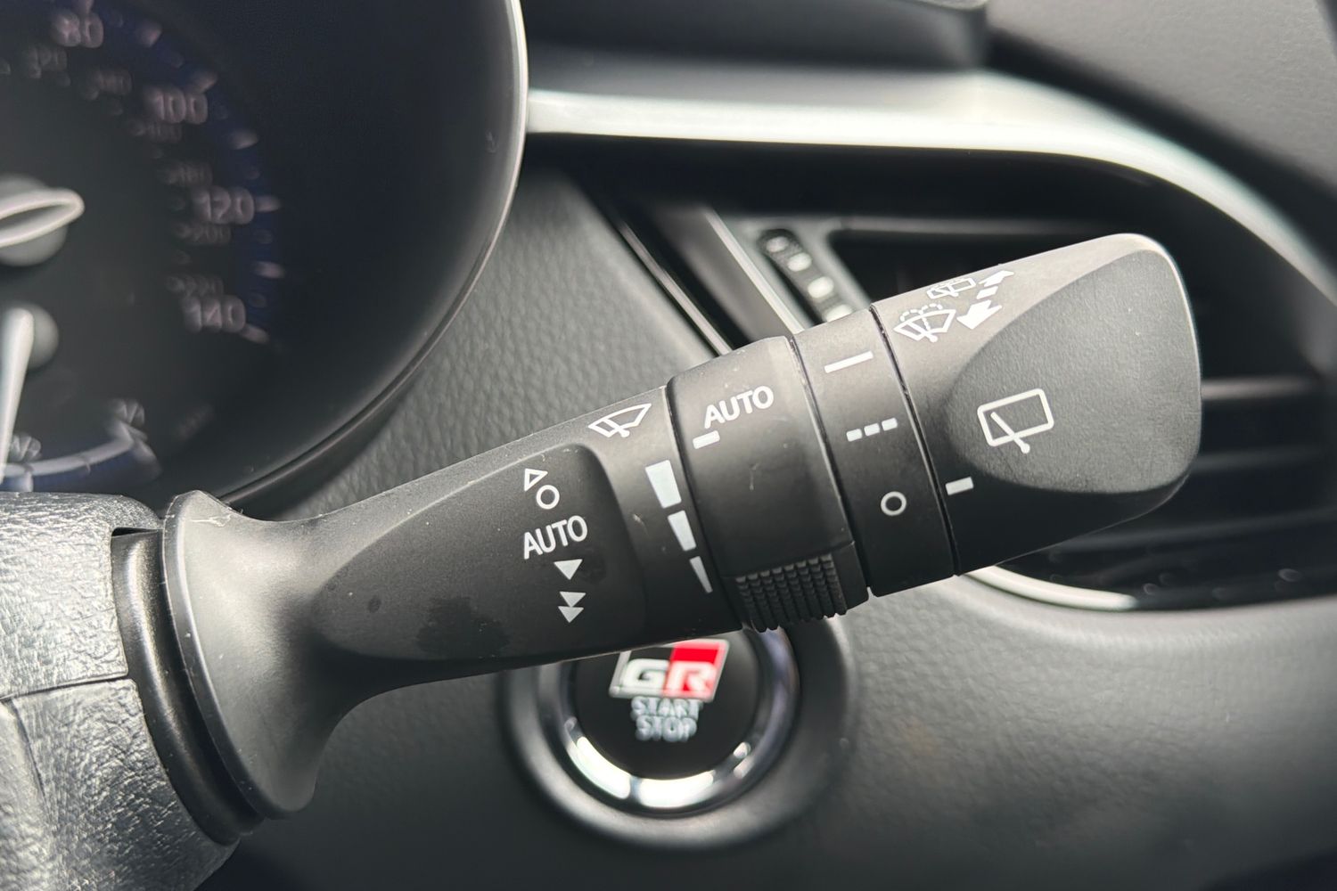 Toyota C-HR Photo 14