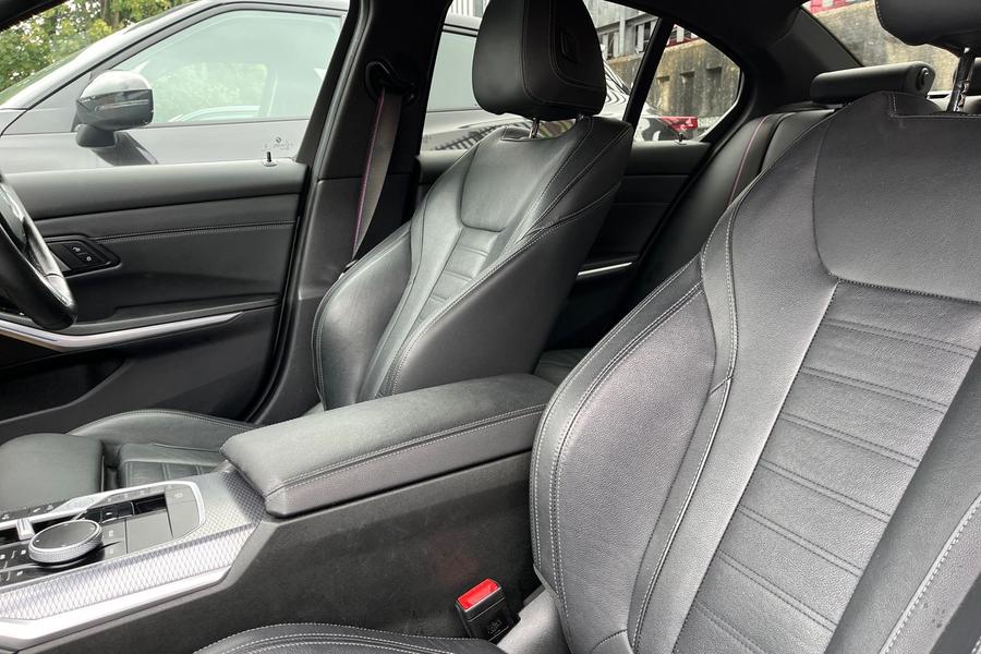 BMW 3 SERIES Photo autoimg-e9a96f4e33f87605b6f1f6caafdcea55903b718a.jpg