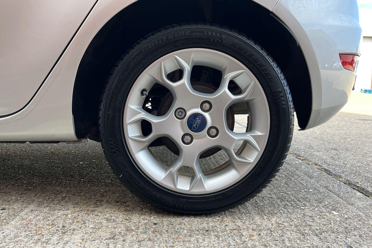 Ford Fiesta Photo 7