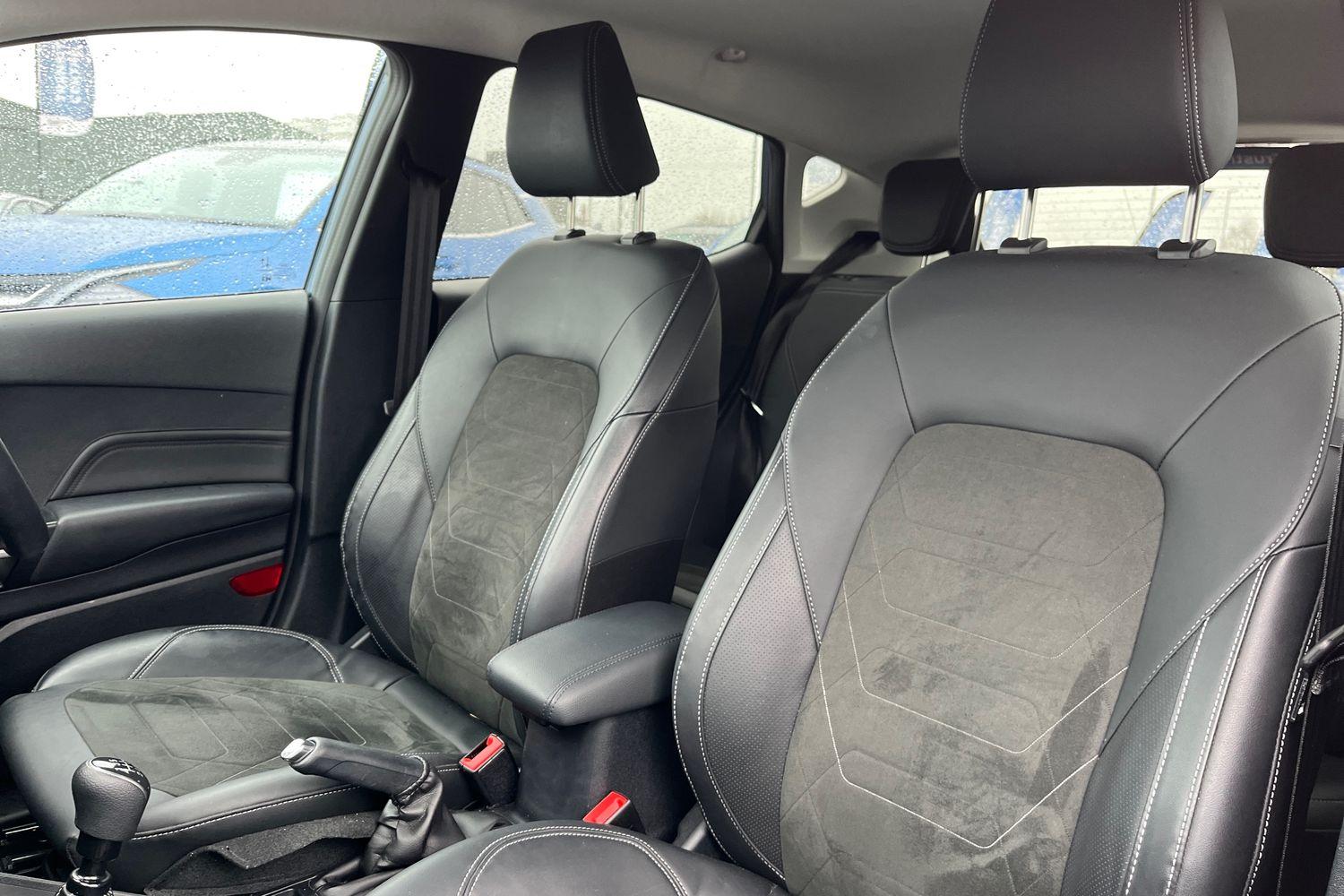 Ford FIESTA Photo 18
