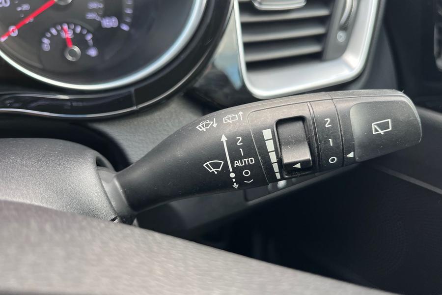 Kia CEED Photo autoimg-e9dd8acfd389cb23618823007970e5187a8d115f.jpg