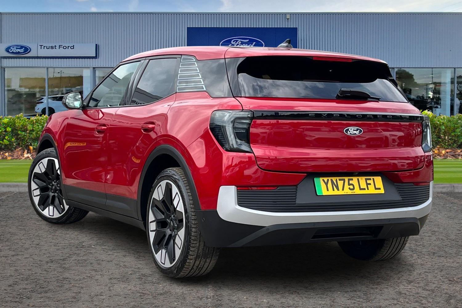 Ford EXPLORER Photo 1