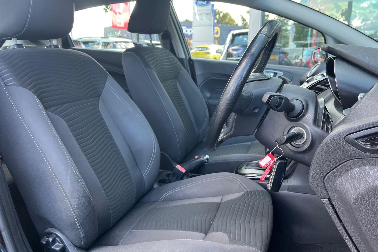 Ford FIESTA Photo 16
