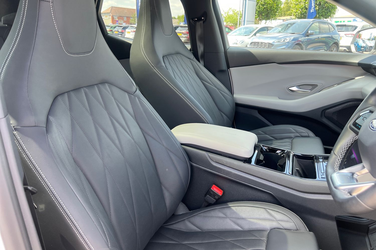 Ford Explorer Photo 16
