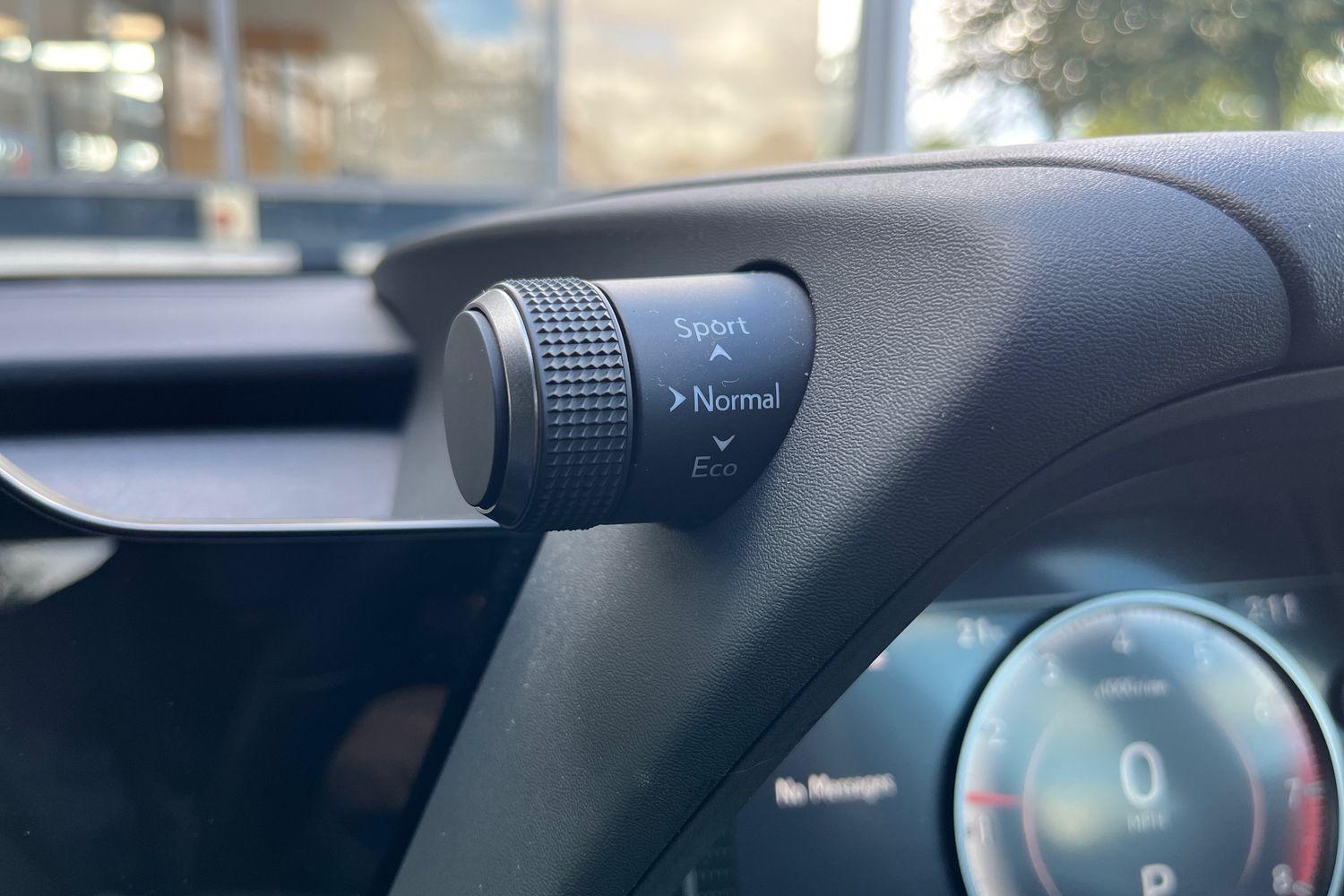 Lexus UX Photo 23