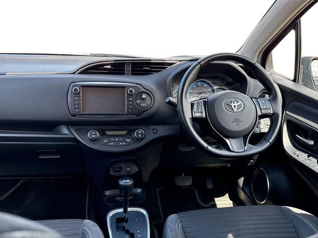 TOYOTA Yaris Photo 11