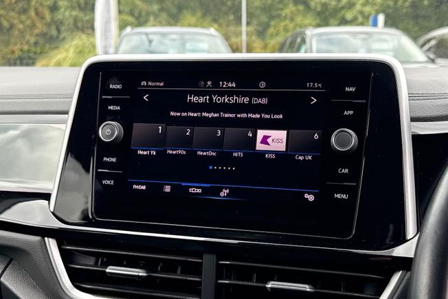 VOLKSWAGEN T-Roc Photo 13