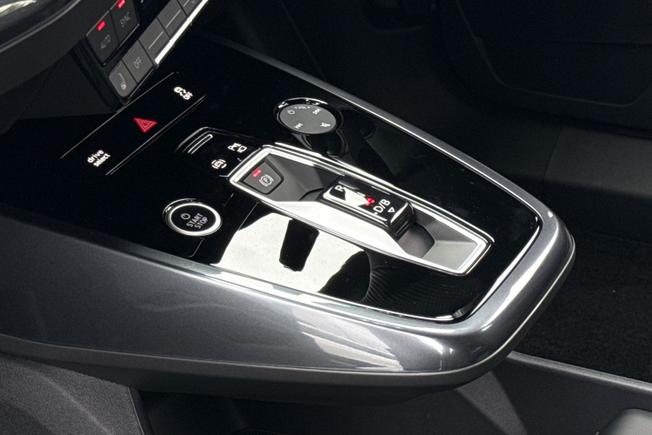 AUDI  Q4 Photo 44