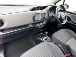 TOYOTA Yaris Photo 2