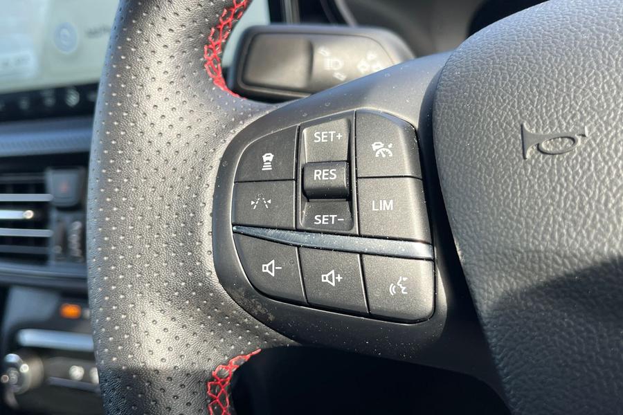 Ford Kuga Photo autoimg-eae23002bac2314b7cb1782e280a1bc50ad99684.jpg