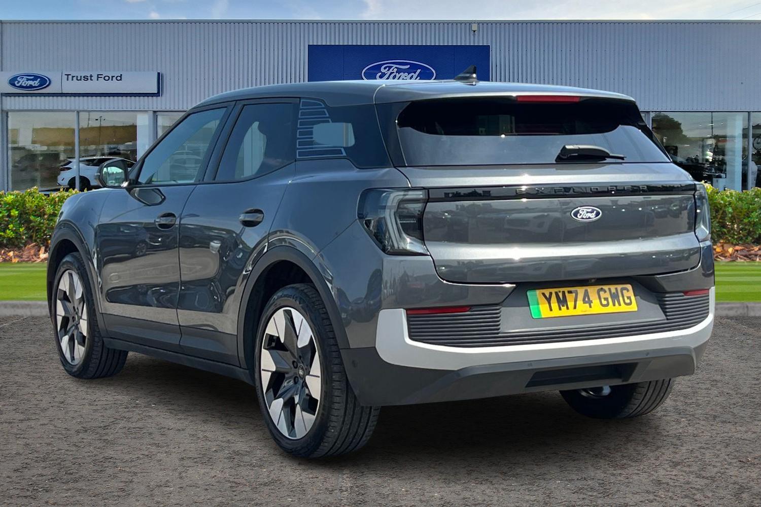 Ford Explorer Photo 1