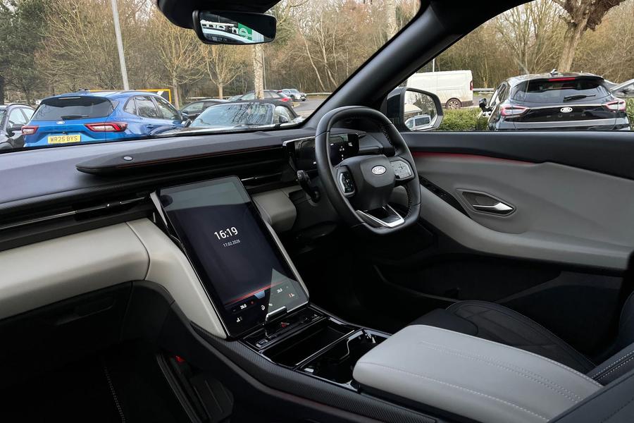 Ford Explorer Photo autoimg-eae932fa1740bf836ffb787e3b8d48a25b13823d.jpg