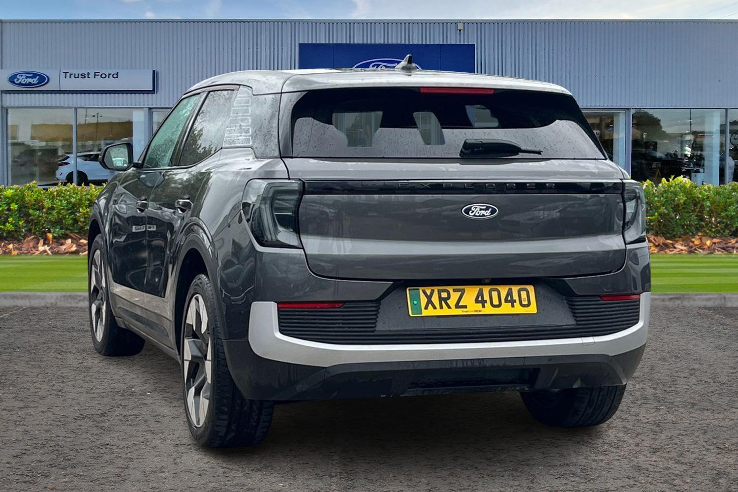 Ford EXPLORER Photo 1
