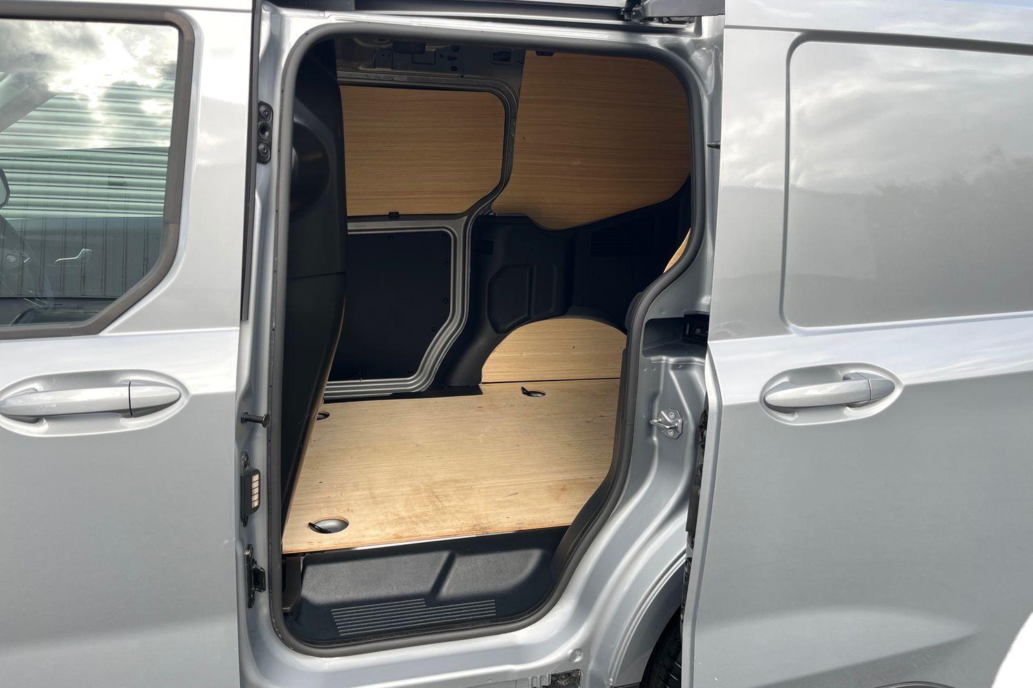 Ford TRANSIT COURIER Photo 10