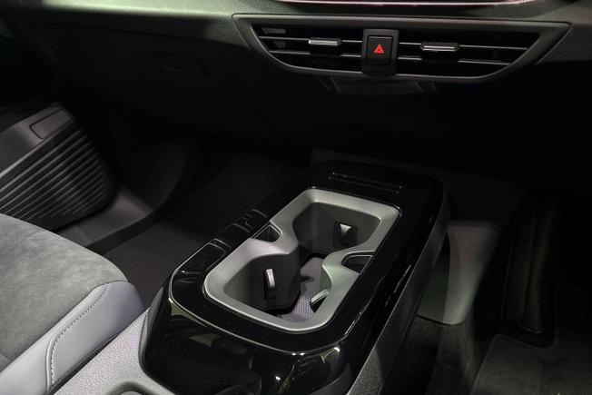 VOLKSWAGEN ID.4 Photo 23
