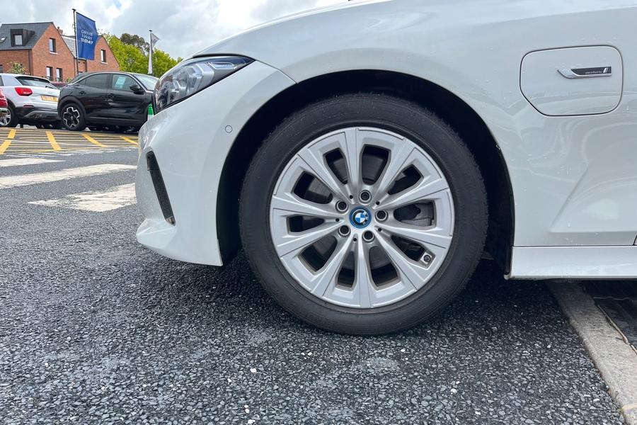 BMW 3 SERIES Photo autoimg-eb5a84d2caf222802737bce594016fa2ed6cd617.jpg