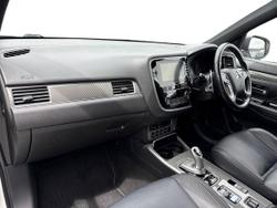 MITSUBISHI Outlander Photo 2