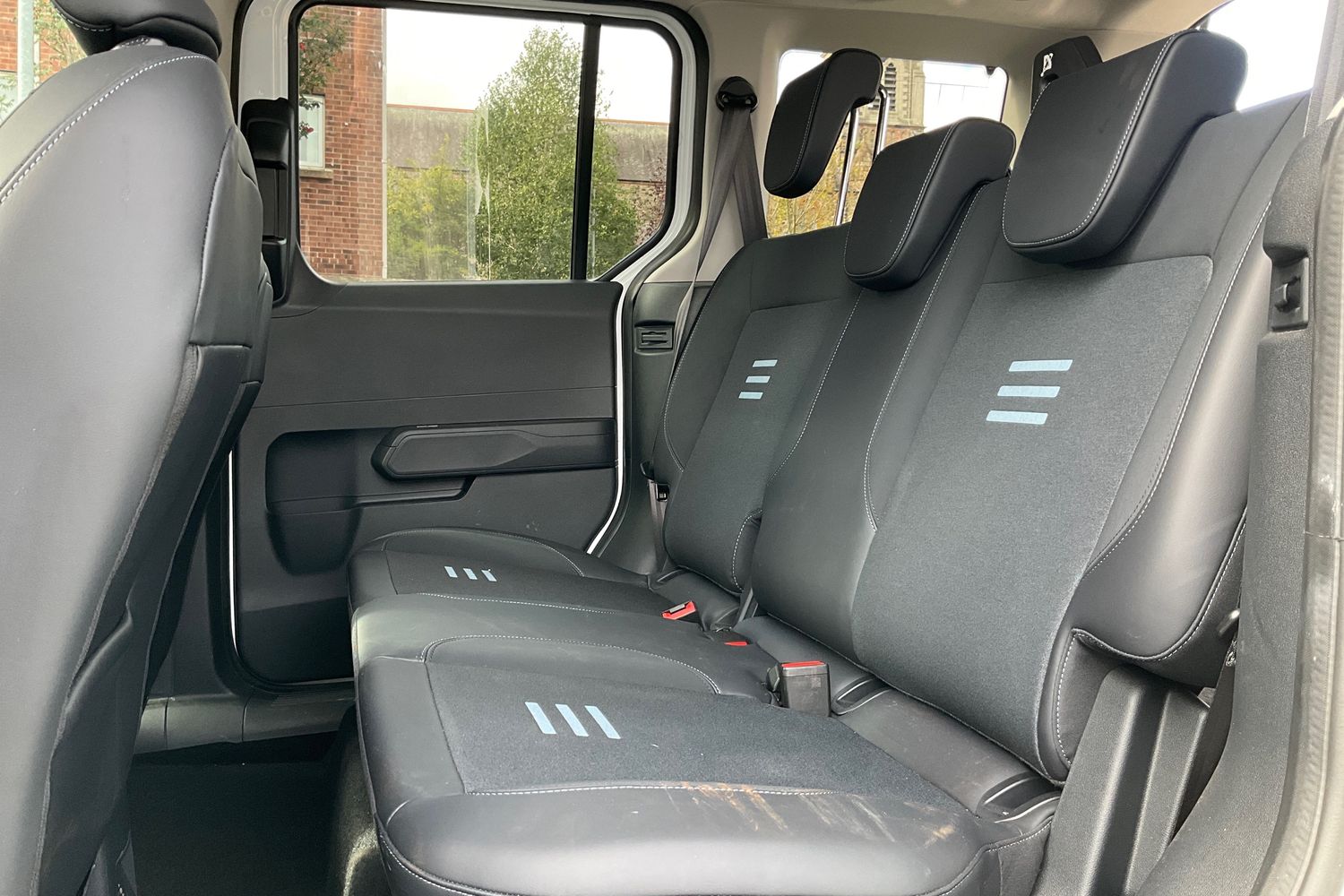 Ford E-Tourneo Courier Photo 19