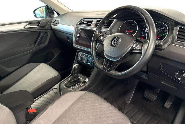 VOLKSWAGEN Tiguan Photo 6