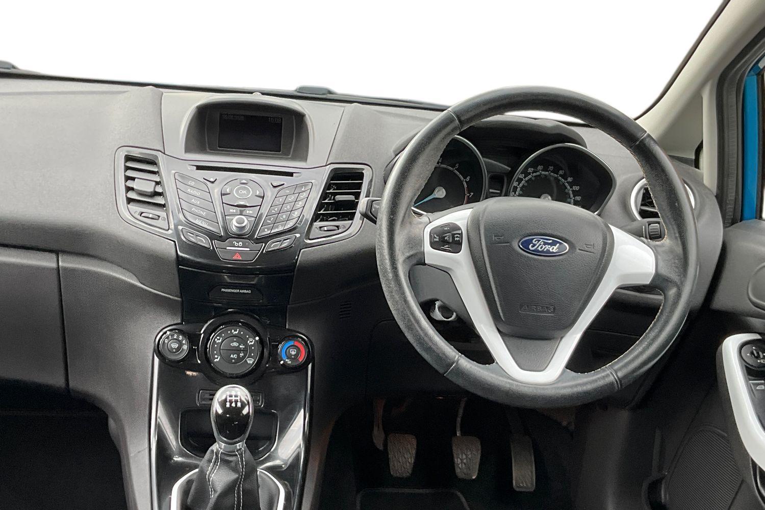 Ford FIESTA Photo 10