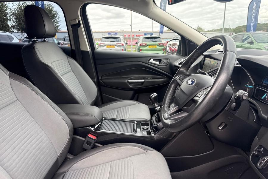 Ford KUGA Photo autoimg-eb93b8ea78df4ca584cb9ce75bb53282e203132c.jpg