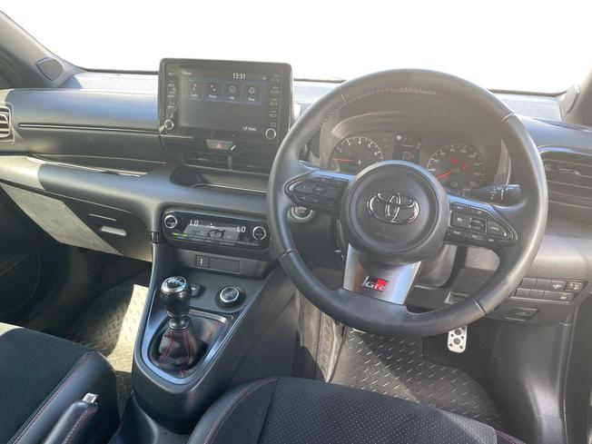 TOYOTA Yaris Photo 10