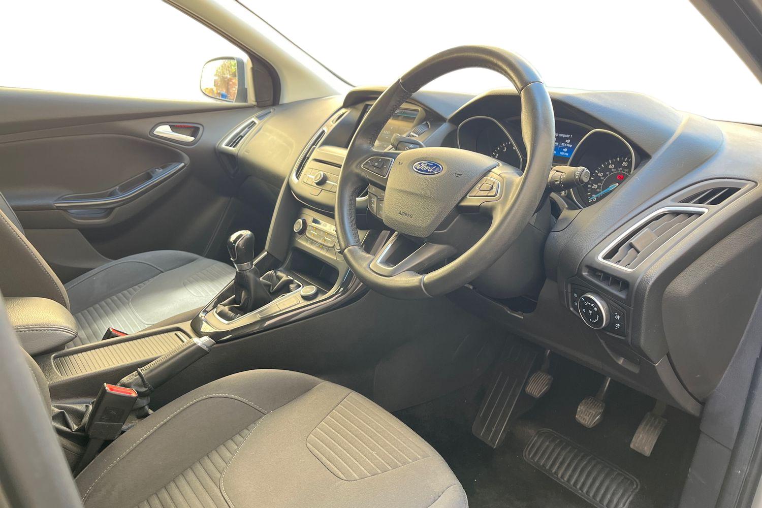 FORD FOCUS Photo 8